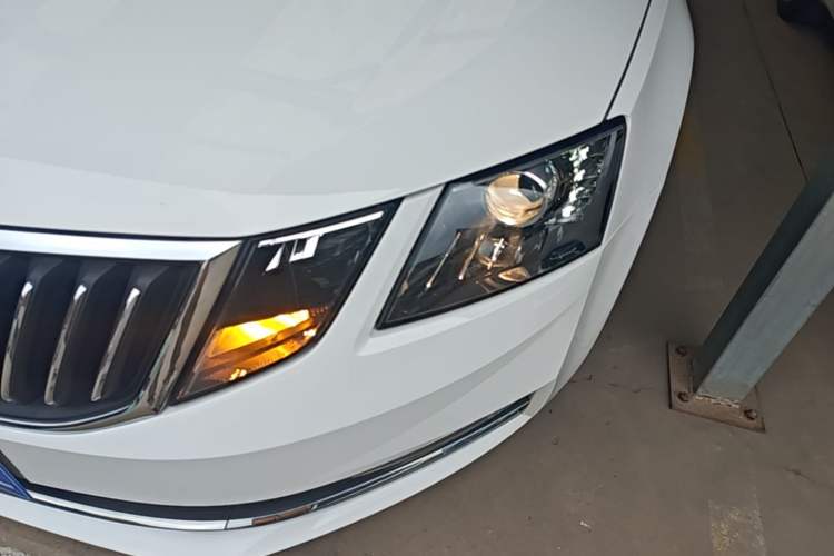 Used Skoda Octavia 2019 1.5L Automatic Smart Drive Luxury Edition China VI Standard Left Front Headlight