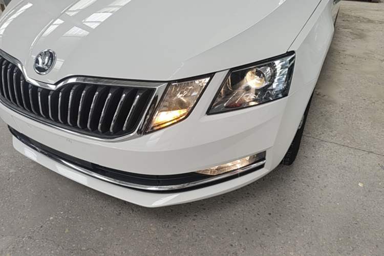 Used Skoda Octavia 2019 1.5L Automatic Luxury Edition Left Front Headlight