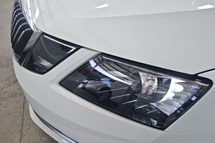 Used Skoda Octavia 2019 1.5L Automatic Smart Drive Luxury Edition China VI Standard Left Front Headlight