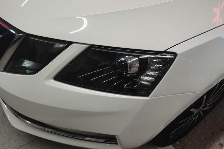 Used Skoda Octavia 2019 1.5L Automatic Smart Drive Luxury Edition China VI Standard Left Front Headlight