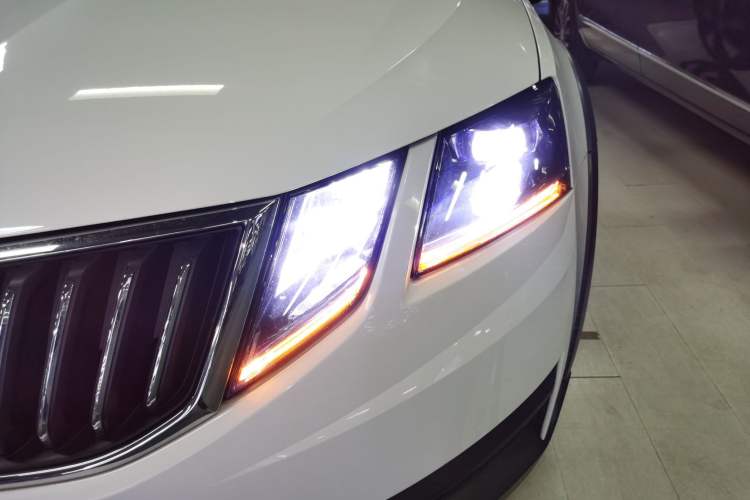 Used Skoda Octavia 2019 TSI280 DSG Luxury Edition Station Wagon China VI Standard Left Front Headlight