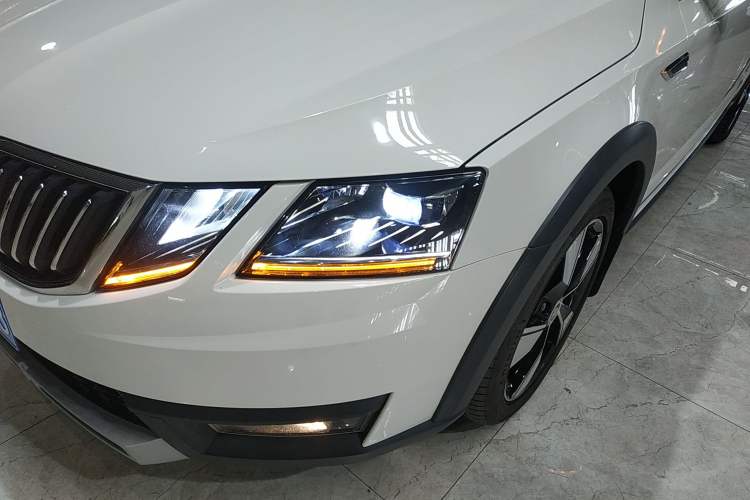 Used Skoda Octavia 2019 TSI280 DSG Luxury Edition Station Wagon China VI Standard Left Front Headlight