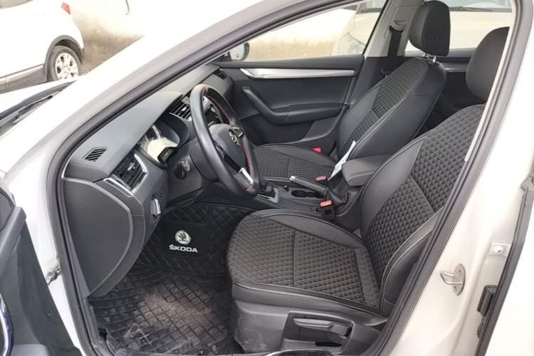 Used Skoda Octavia 2019 1.5L Automatic Smart Drive Luxury Edition China VI Standard Left Front Seat