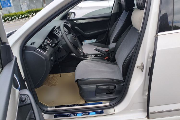 Used Skoda Octavia 2019 1.5L Automatic Smart Drive Luxury Edition China VI Standard Left Front Seat