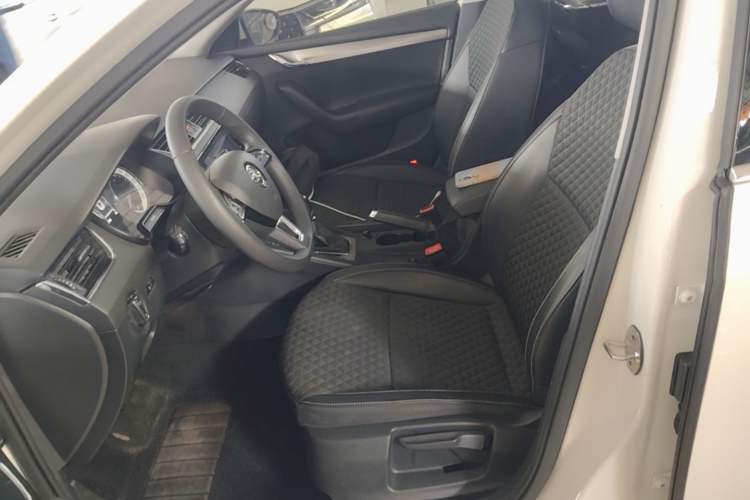 Used Skoda Octavia 2019 1.5L Automatic Smart Drive Luxury Edition China VI Standard Left Front Seat