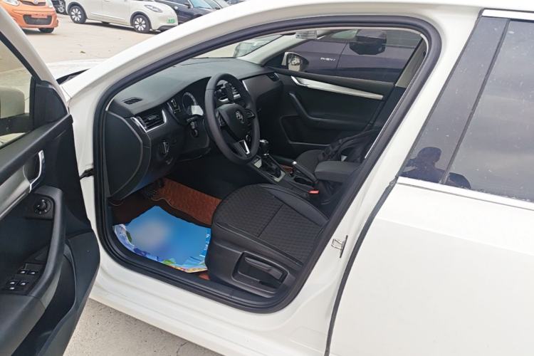 Used Skoda Octavia 2019 1.5L Automatic Smart Drive Luxury Edition China VI Standard Left Front Seat