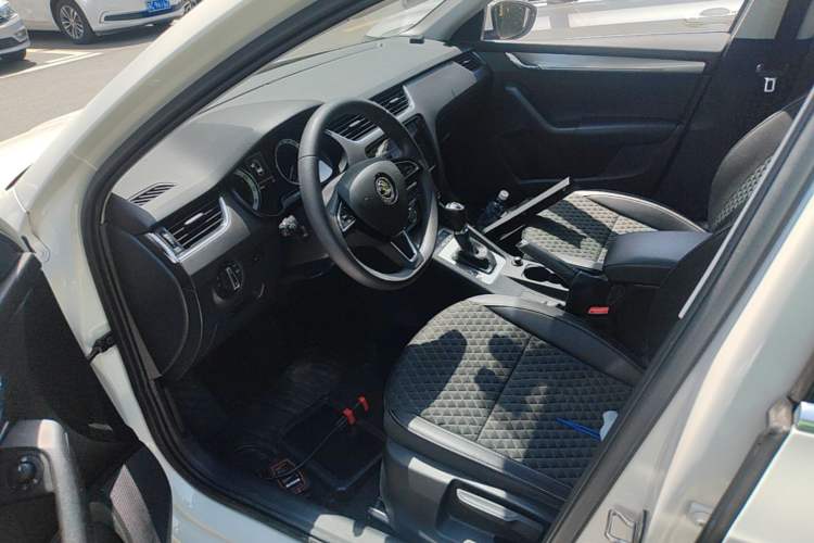 Used Skoda Octavia 2019 1.5L Automatic Smart Drive Luxury Edition China VI Standard Left Front Seat