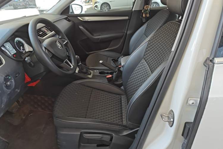 Used Skoda Octavia 2019 1.5L Automatic Smart Drive Luxury Edition China VI Standard Left Front Seat