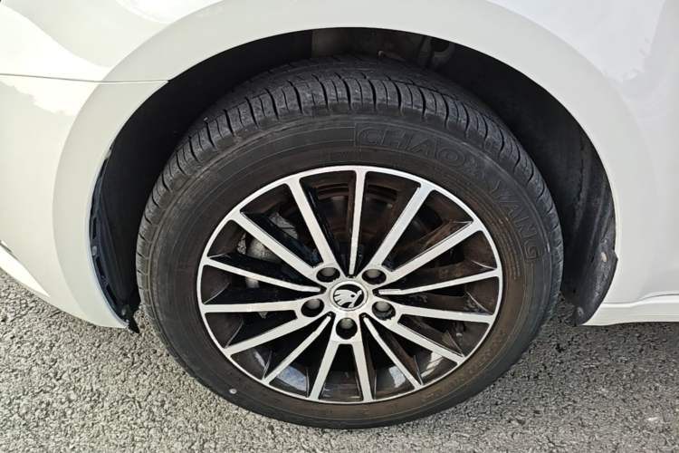 Used Skoda Octavia 2019 TSI230 DSG Luxury Edition Left Front Wheel Hub