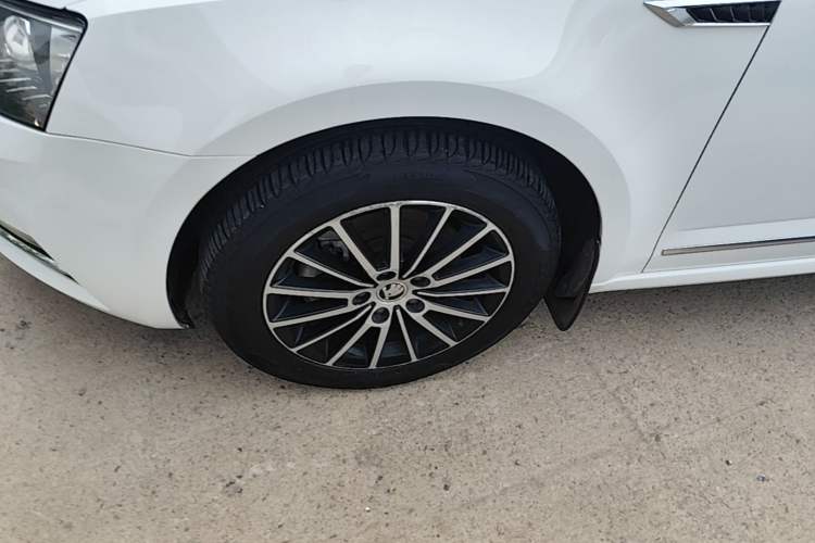 Used Skoda Octavia 2019 TSI230 DSG Luxury Edition Left Front Wheel Hub