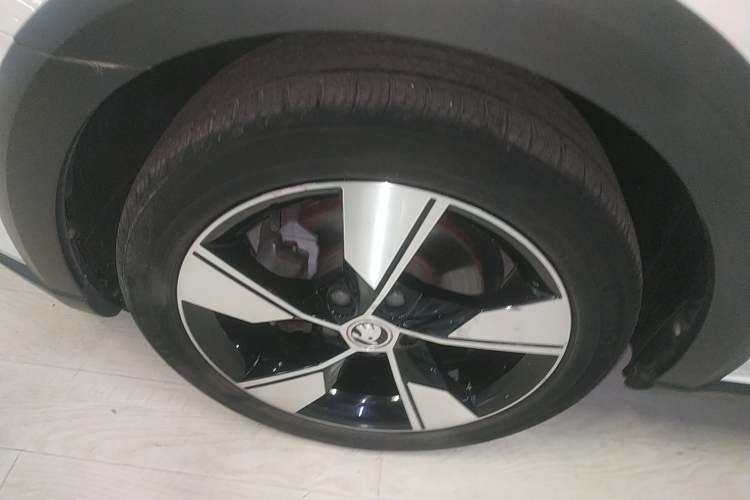 Used Skoda Octavia 2019 TSI280 DSG Luxury Edition Station Wagon China VI Standard Left Front Wheel Hub