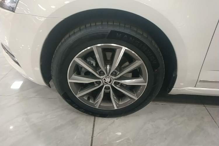 Used Skoda Octavia 2019 1.5L Automatic Comfort Edition Left Front Wheel Hub