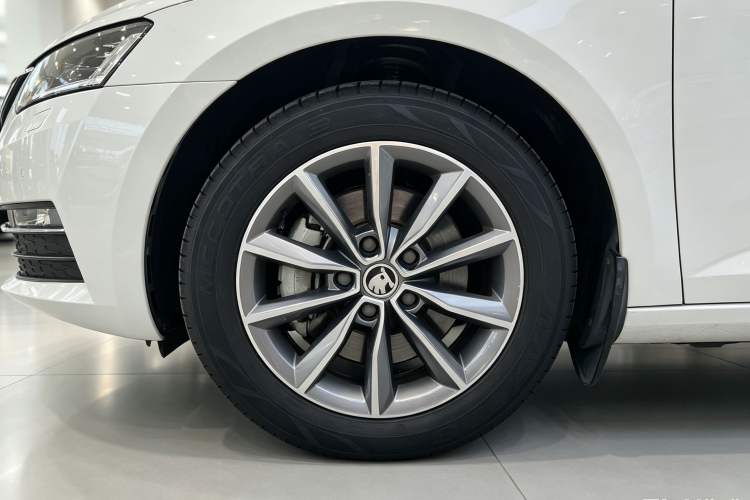 Used Skoda Octavia 2019 TSI230 DSG Smart & Comfort Edition China VI Standard Left Front Wheel Hub