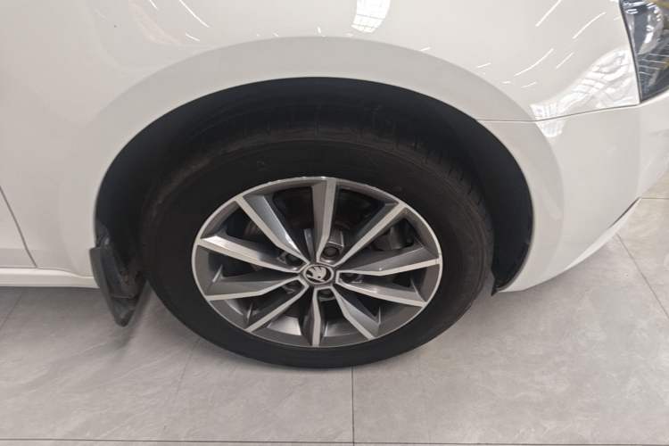 Used Skoda Octavia 2019 1.5L Automatic Comfort Edition Left Front Wheel Hub