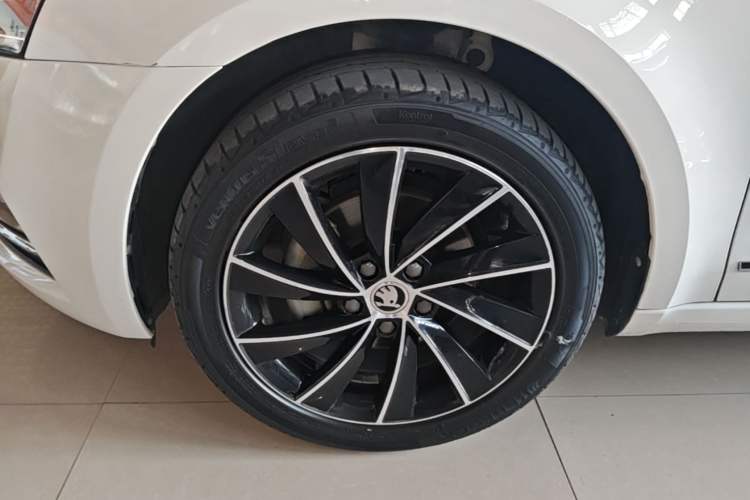 Used Skoda Octavia 2019 TSI280 DSG Luxury Edition Left Front Wheel Hub