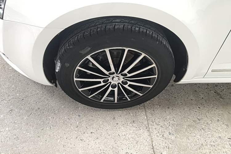 Used Skoda Octavia 2019 1.5L Automatic Luxury Edition Left Front Wheel Hub