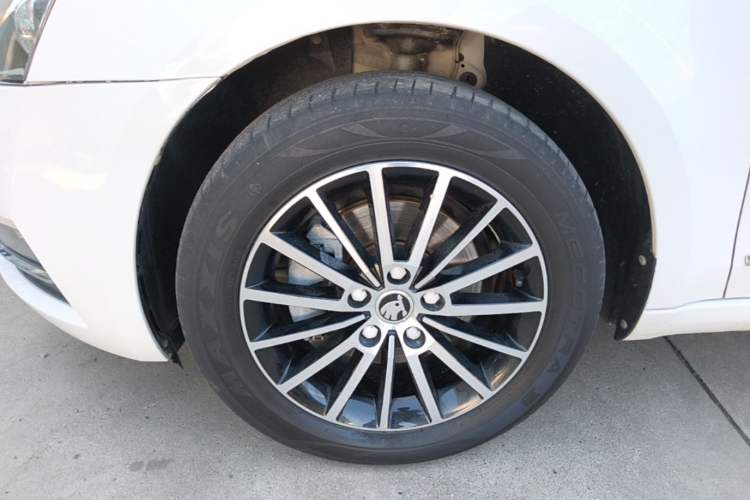 Used Skoda Octavia 2019 TSI230 DSG Luxury Edition Left Front Wheel Hub