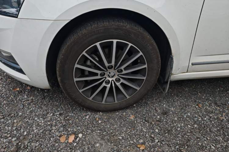 Used Skoda Octavia 2019 TSI230 DSG Luxury Edition Left Front Wheel Hub