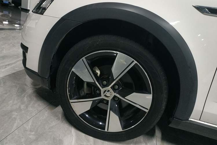 Used Skoda Octavia 2019 TSI280 DSG Luxury Edition Station Wagon China VI Standard Left Front Wheel Hub