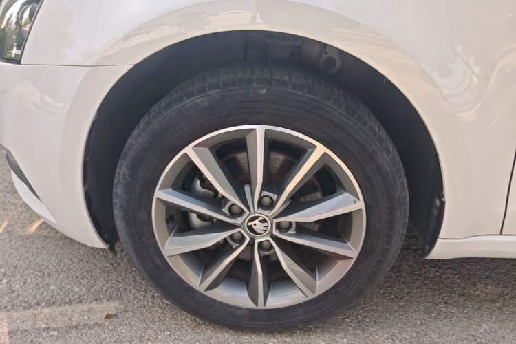 Used Skoda Octavia 2019 1.5L Automatic Comfort Edition Left Front Wheel Hub