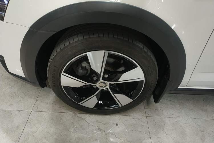 Used Skoda Octavia 2019 TSI280 DSG Luxury Edition Station Wagon China VI Standard Left Front Wheel Hub