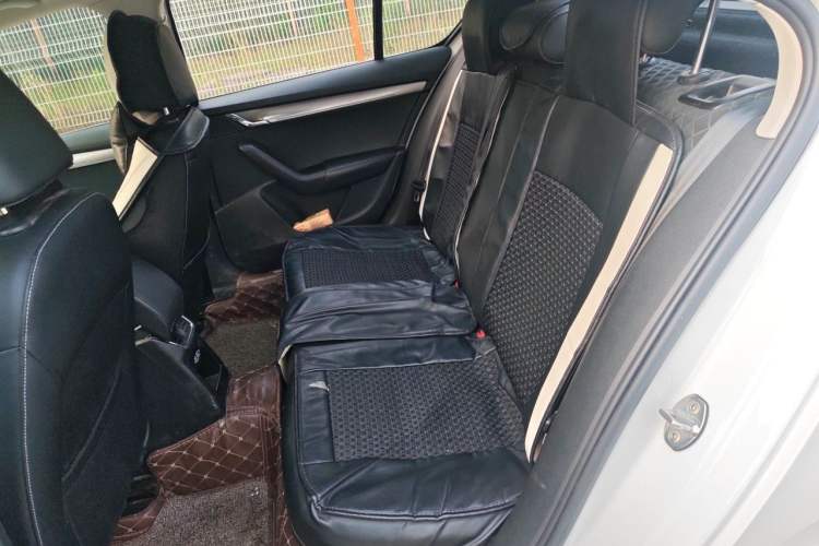 Used Skoda Octavia 2019 1.5L Automatic Smart Drive Luxury Edition China VI Standard Left Rear Seat