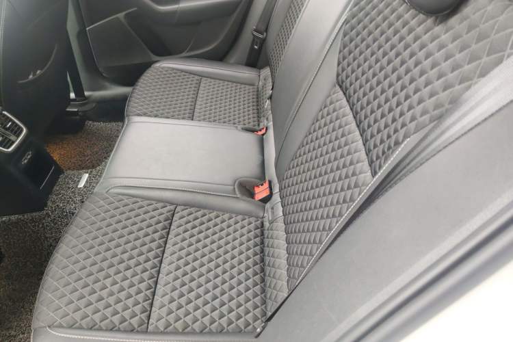 Used Skoda Octavia 2019 1.5L Automatic Smart Drive Luxury Edition China VI Standard Left Rear Seat