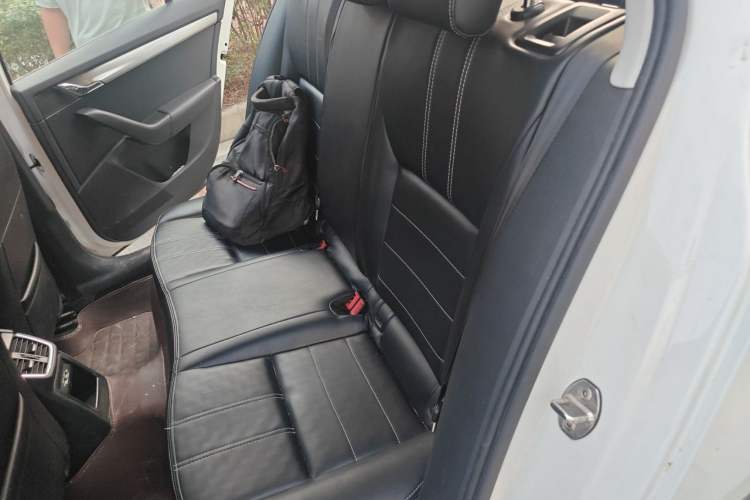Used Skoda Octavia 2019 1.5L Automatic SmartDrive Comfort Edition China VI Standard Left Rear Seat