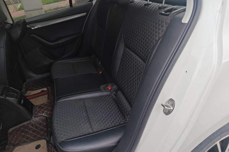 Used Skoda Octavia 2019 1.5L Automatic Smart Drive Luxury Edition China VI Standard Left Rear Seat