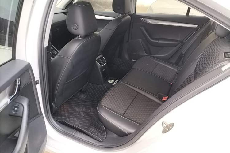Used Skoda Octavia 2019 1.5L Automatic Smart Drive Luxury Edition China VI Standard Left Rear Seat