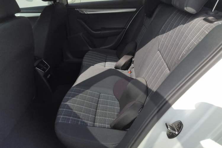 Used Skoda Octavia 2019 1.5L Automatic SmartDrive Comfort Edition China VI Standard Left Rear Seat