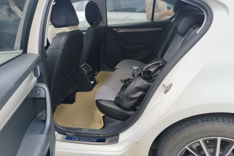 Used Skoda Octavia 2019 1.5L Automatic Smart Drive Luxury Edition China VI Standard Left Rear Seat