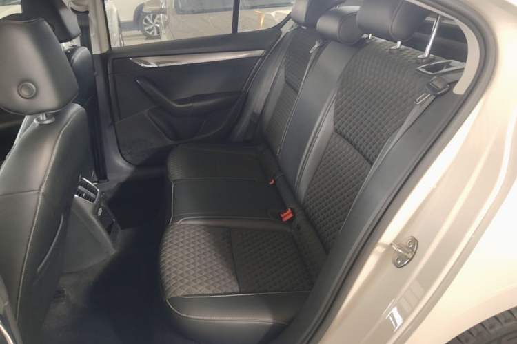 Used Skoda Octavia 2019 1.5L Automatic Smart Drive Luxury Edition China VI Standard Left Rear Seat