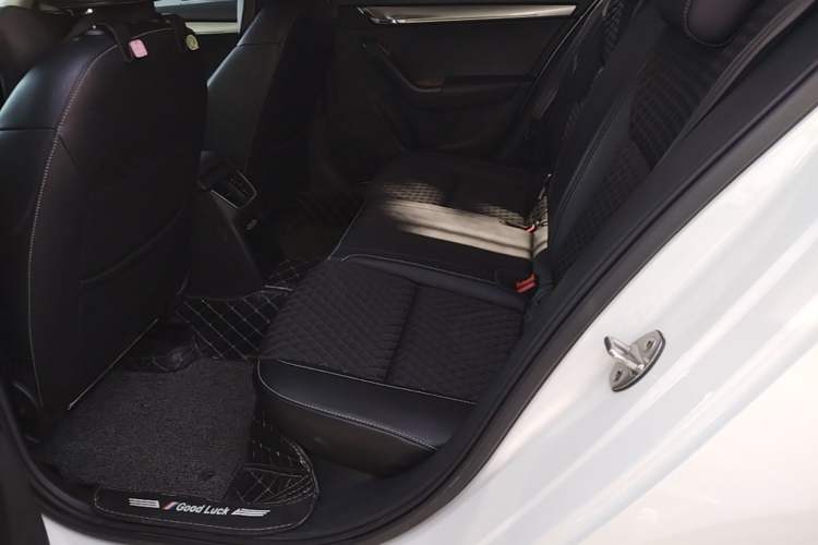 Used Skoda Octavia 2019 1.5L Automatic SmartDrive Comfort Edition China VI Standard Left Rear Seat