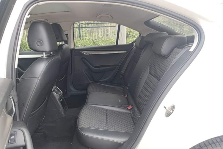 Used Skoda Octavia 2019 TSI230 DSG SmartDrive Luxury Edition China VI Left Rear Seat