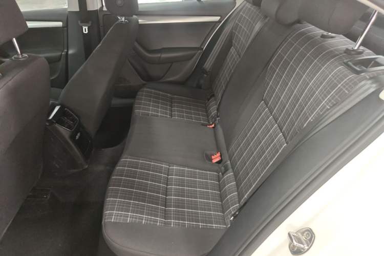 Used Skoda Octavia 2019 1.5L Automatic SmartDrive Comfort Edition China VI Standard Left Rear Seat