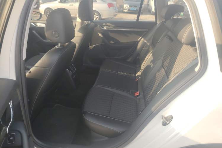 Used Skoda Octavia 2019 TSI280 DSG Luxury Edition Station Wagon China VI Standard Left Rear Seat