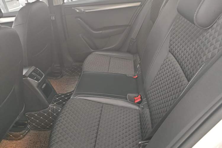Used Skoda Octavia 2019 1.5L Automatic Smart Drive Luxury Edition China VI Standard Left Rear Seat
