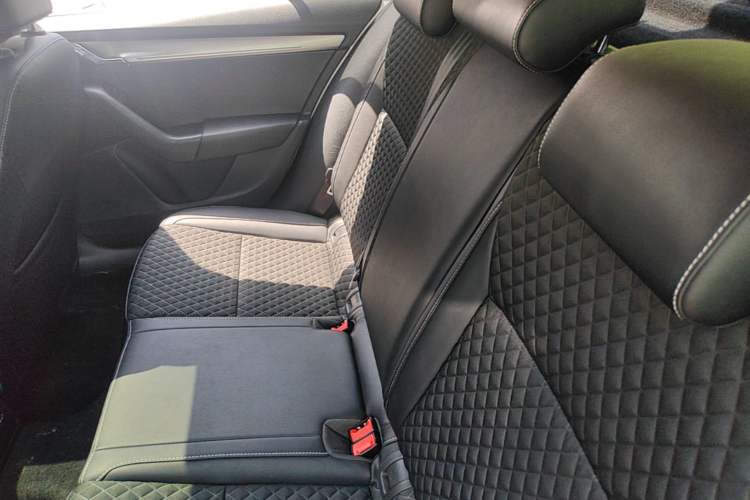 Used Skoda Octavia 2019 1.5L Automatic Smart Drive Luxury Edition China VI Standard Left Rear Seat