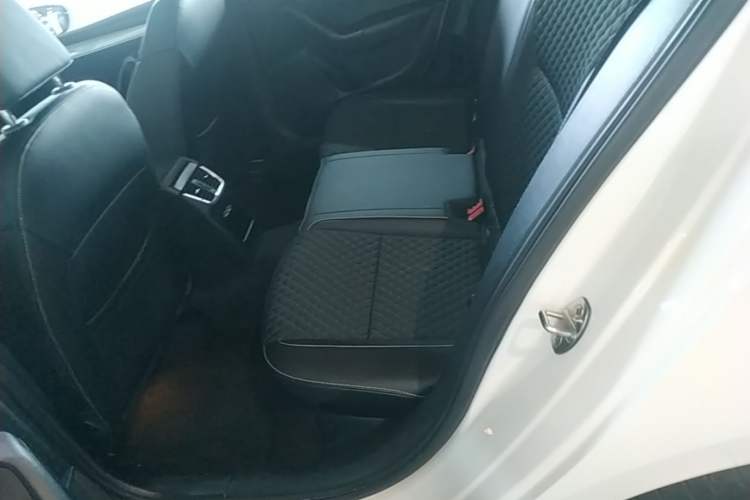 Used Skoda Octavia 2019 1.5L Automatic Smart Drive Luxury Edition China VI Standard Left Rear Seat