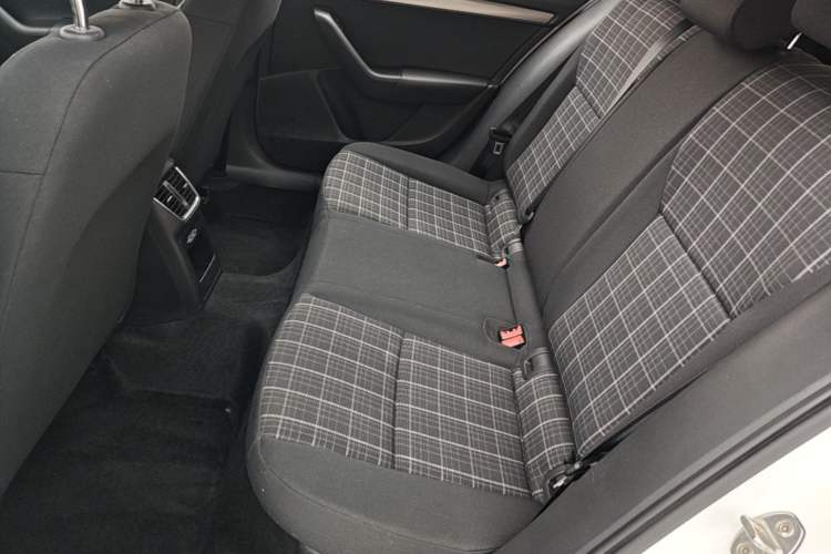 Used Skoda Octavia 2019 TSI230 DSG Smart & Comfort Edition China VI Standard Left Rear Seat