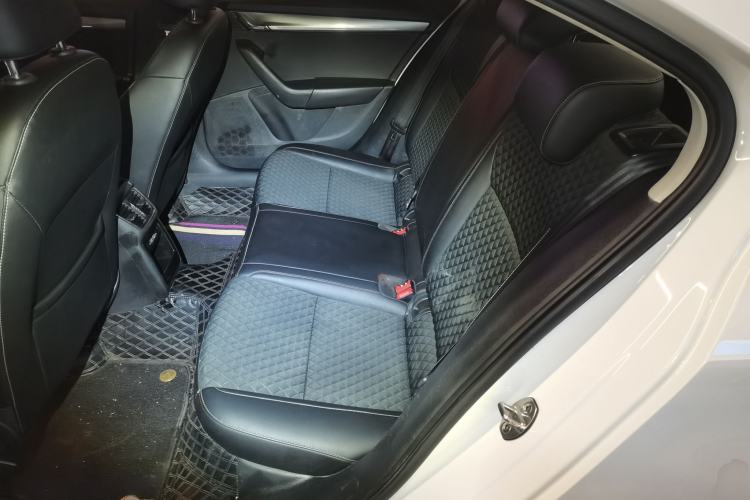 Used Skoda Octavia 2019 1.5L Automatic Smart Drive Luxury Edition China VI Standard Left Rear Seat