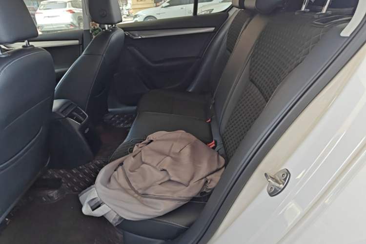 Used Skoda Octavia 2019 1.5L Automatic Smart Drive Luxury Edition China VI Standard Left Rear Seat