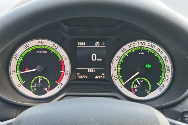 Used Skoda Octavia 2019 TSI230 DSG Luxury Edition Station Wagon China V Standard Odometer Close Up