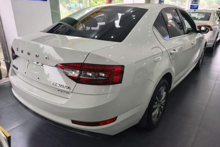 Used Skoda Octavia 2019 TSI230 DSG Smart & Comfort Edition China VI Standard Rear Right 45 Deg