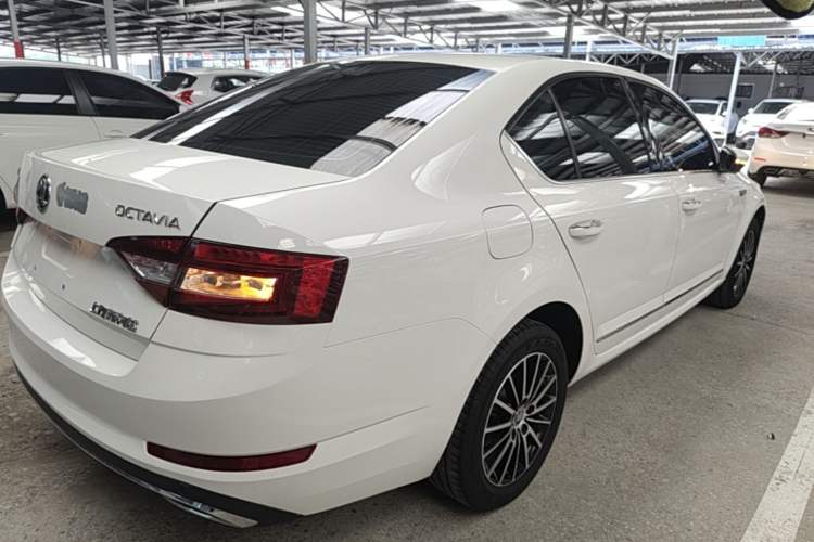Used Skoda Octavia 2019 1.5L Automatic Luxury Edition Rear Right 45 Deg