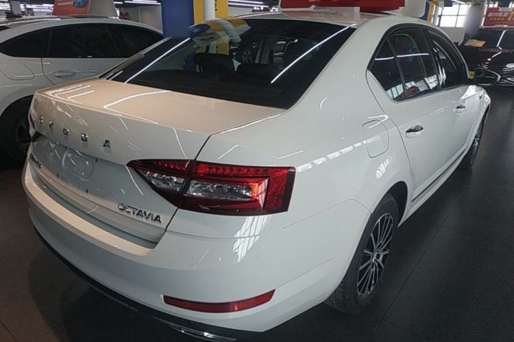 Used Skoda Octavia 2019 1.5L Automatic Smart Drive Luxury Edition China VI Standard Rear Right 45 Deg