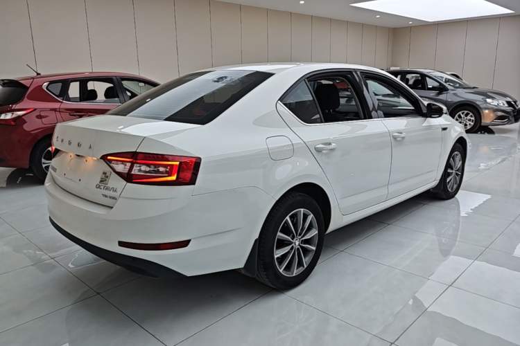 Used Skoda Octavia 2019 TSI230 DSG Smart & Comfort Edition China VI Standard Rear Right 45 Deg