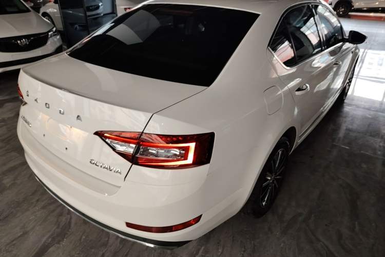 Used Skoda Octavia 2019 1.5L Automatic Smart Drive Luxury Edition China VI Standard Rear Right 45 Deg
