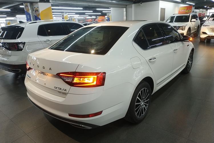 Used Skoda Octavia 2019 TSI230 DSG SmartDrive Luxury Edition China VI Rear Right 45 Deg